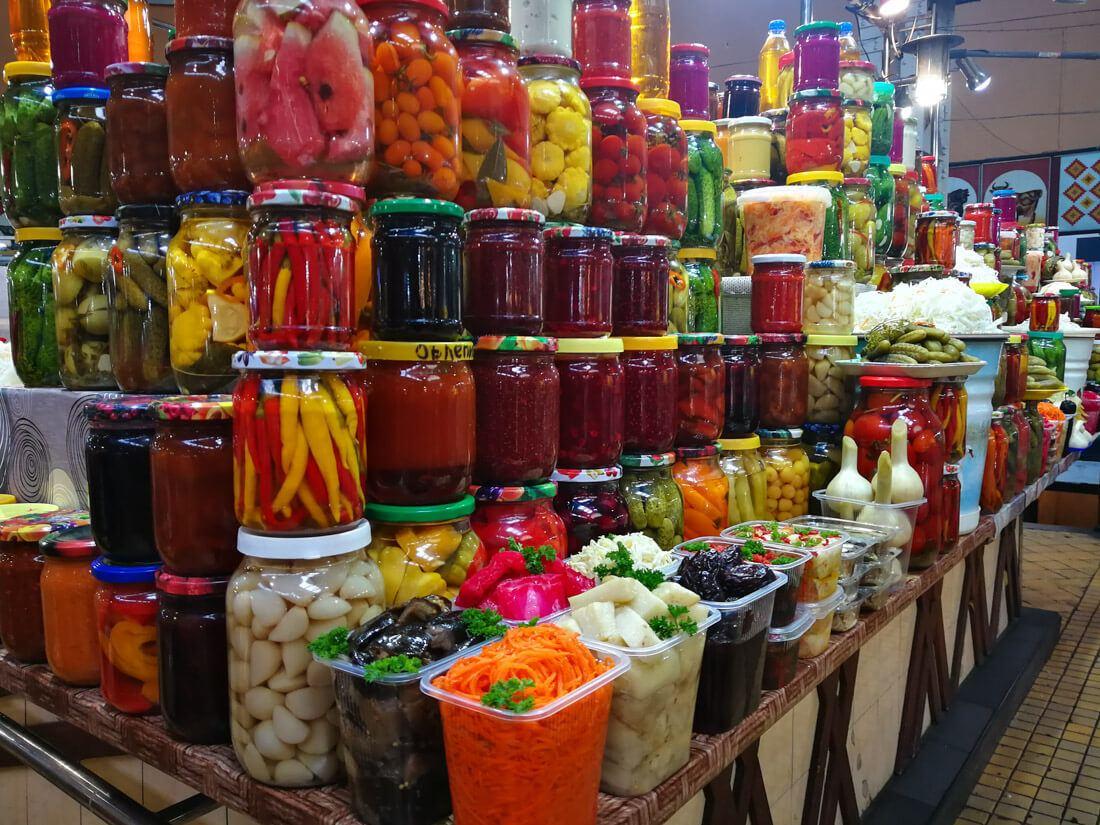Puestos de encurtidos en el Mercado Bessarabsky de Kiev