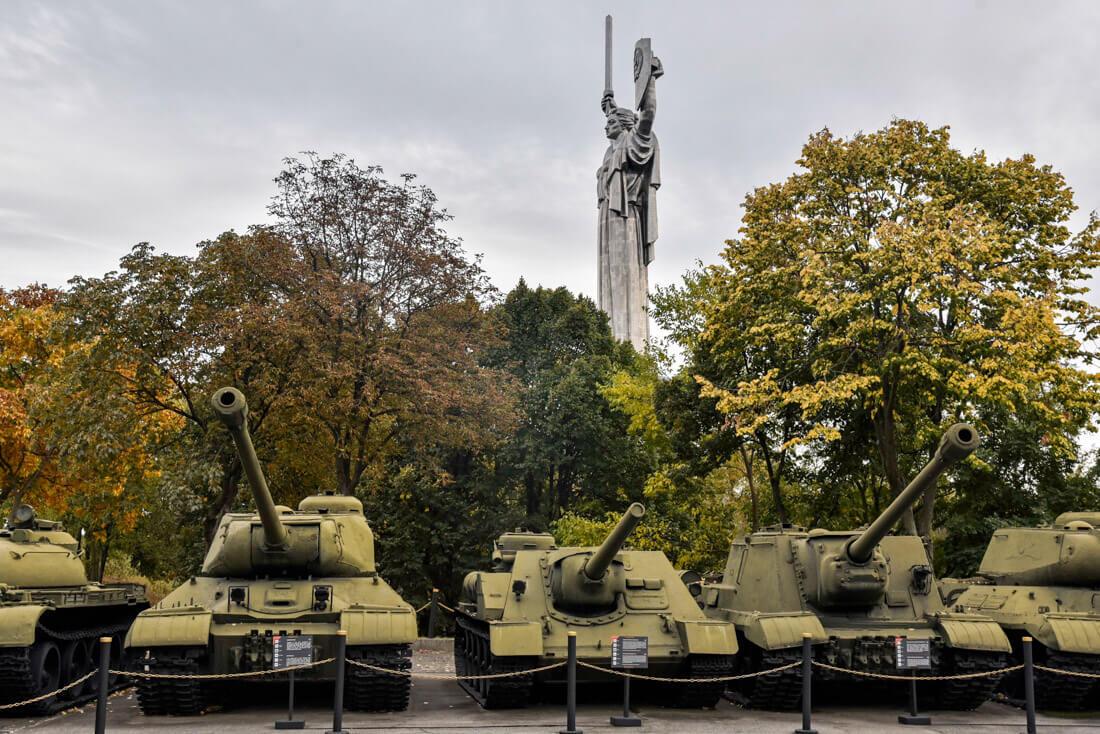 Tanques en exposición en Kiev