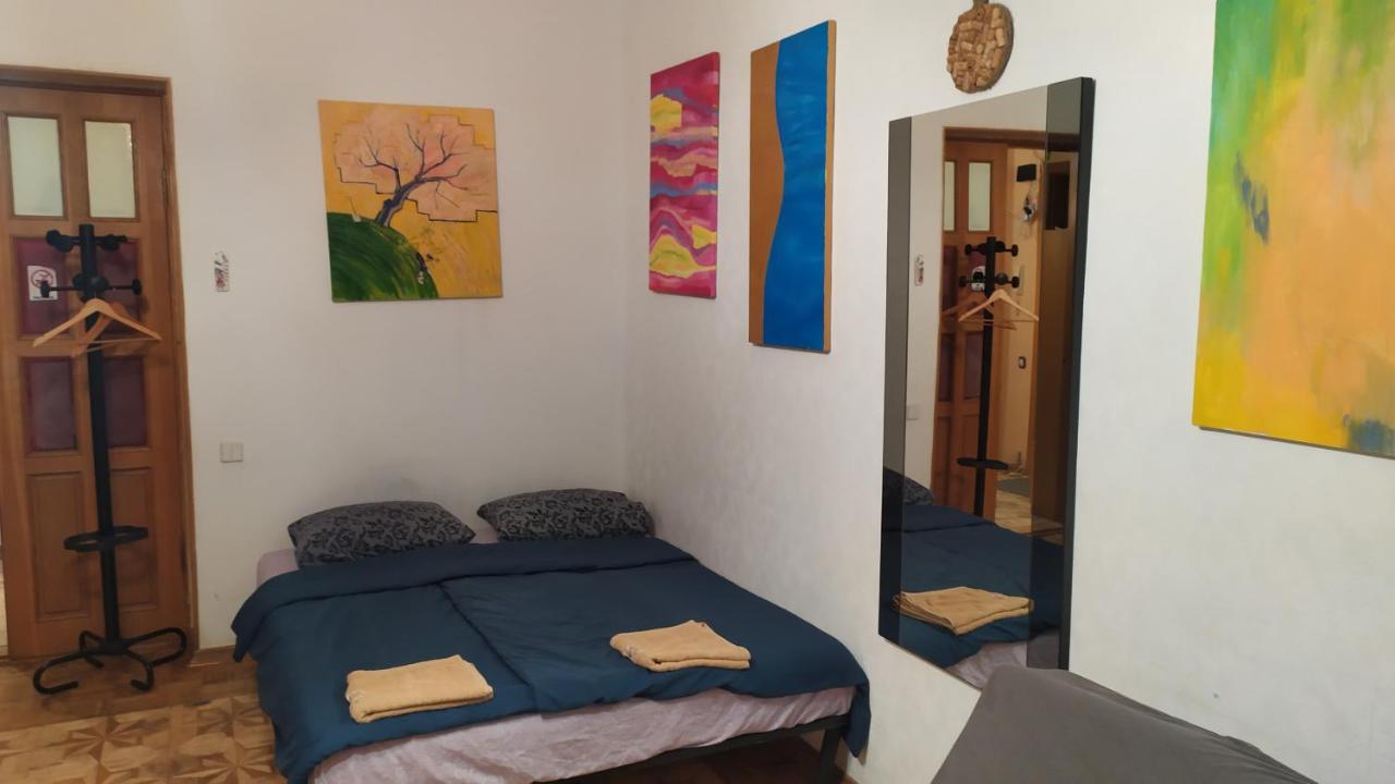 Apartment With Shared Bathroom,1258898317:JPEG
