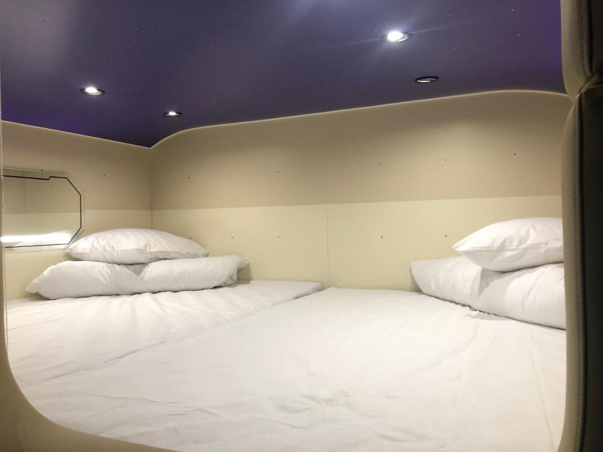 Double Capsule Couple,1072534969:JPEG