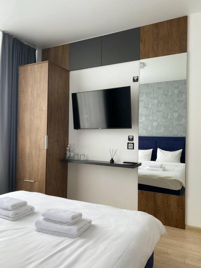 Apartment with Shower,1351137985:JPEG