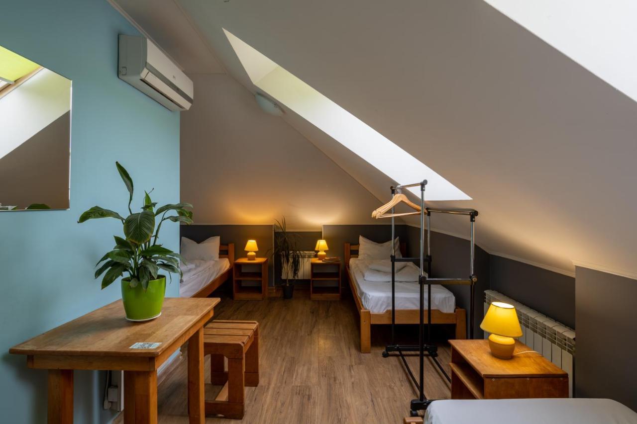 Single Bed in Mixed Dormitory Room,1517181148:JPEG