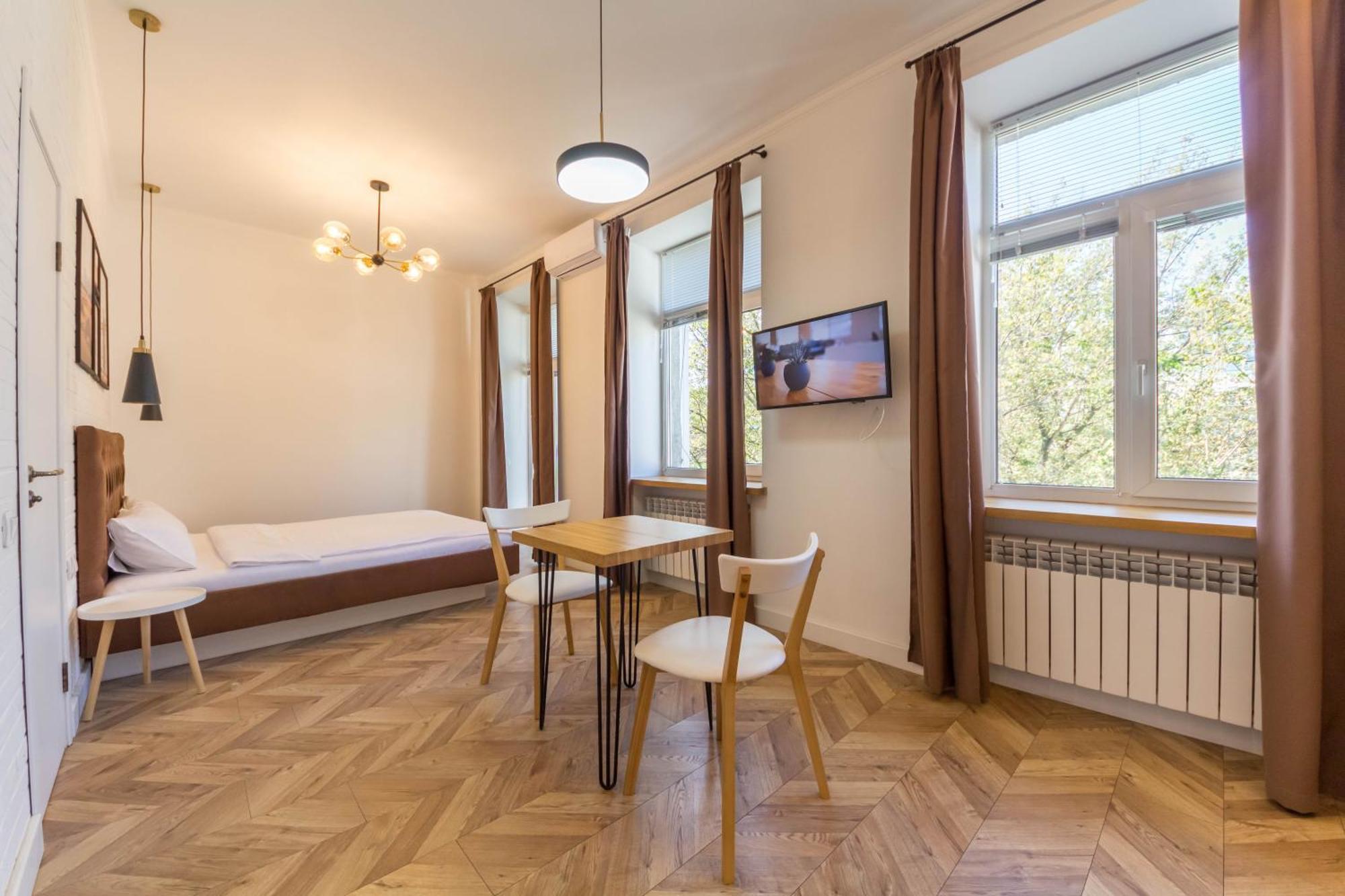 Studio with balcony and with a view to the quite yard,1546986901:JPEG