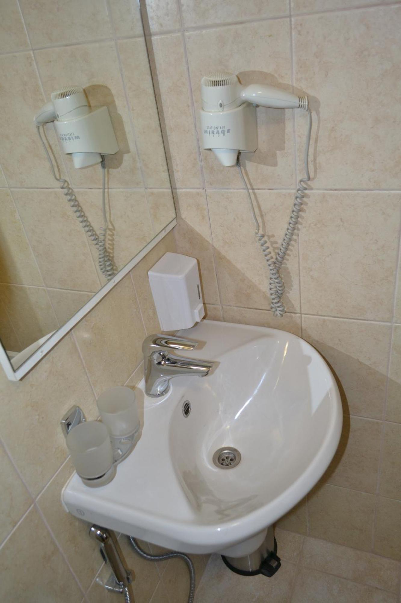 Single Room,988484146:JPEG