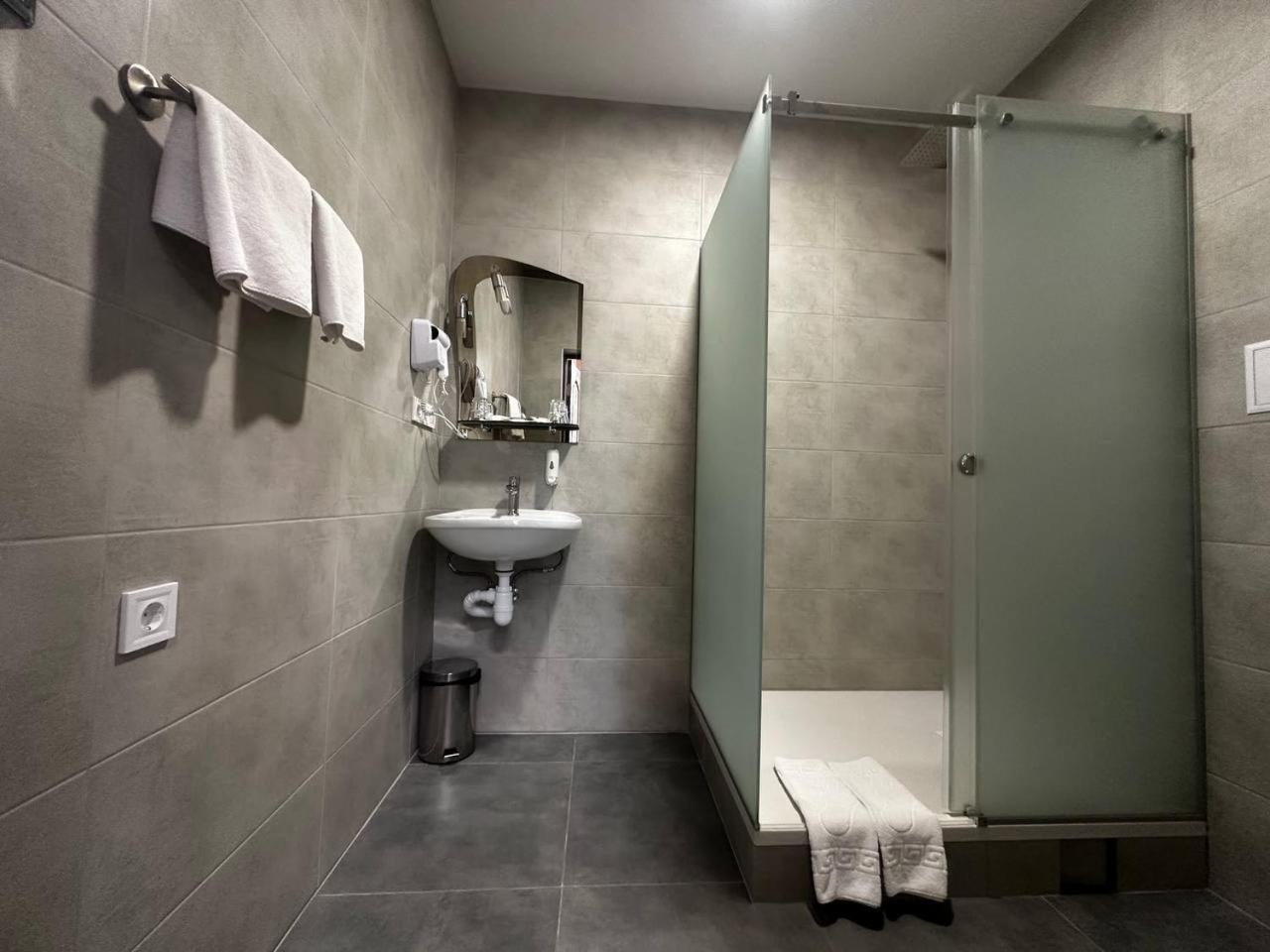Deluxe Room,1665528410:JPEG