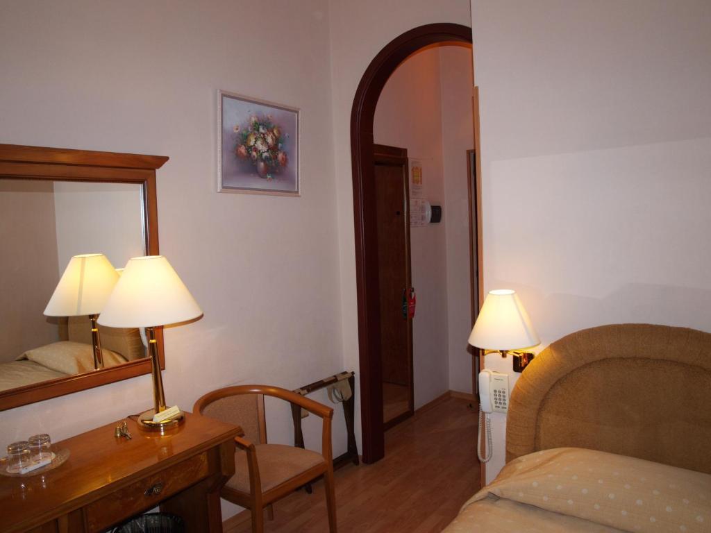 Standard Single Room,225550178:JPEG