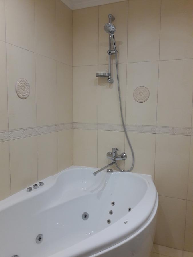 Suite with Hot Tub,1499408068:JPEG