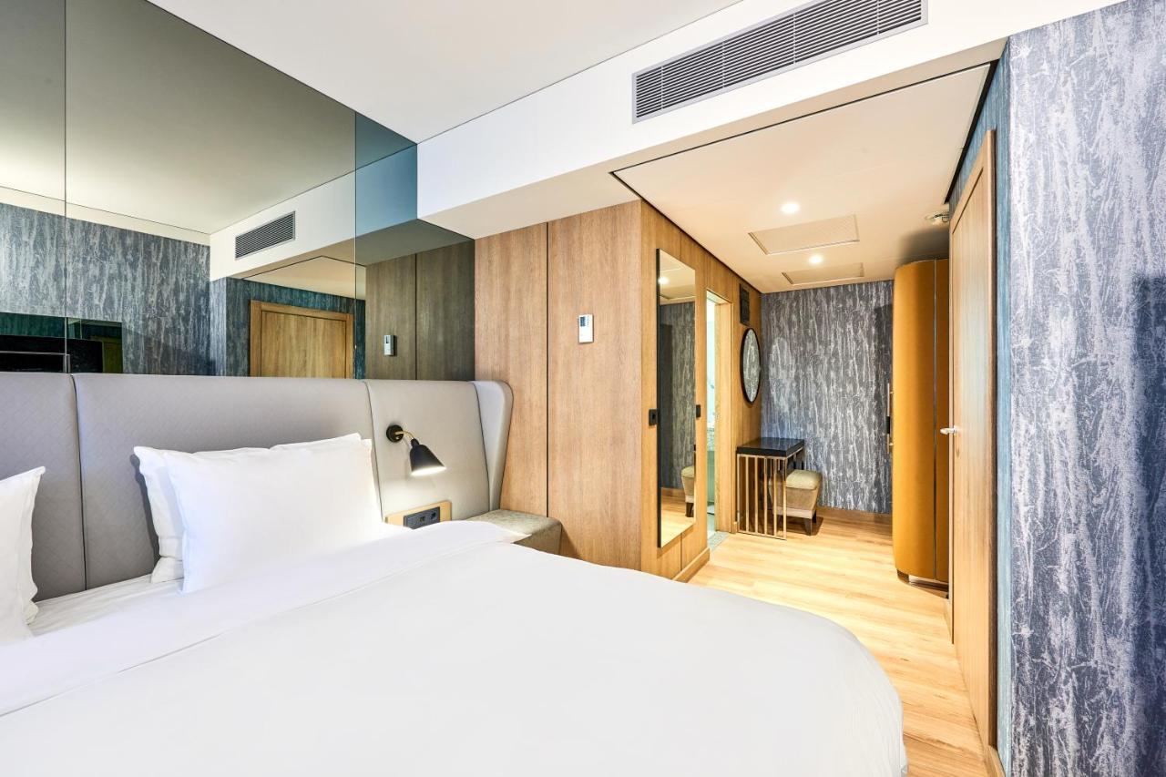 Family Room,766739488:JPEG