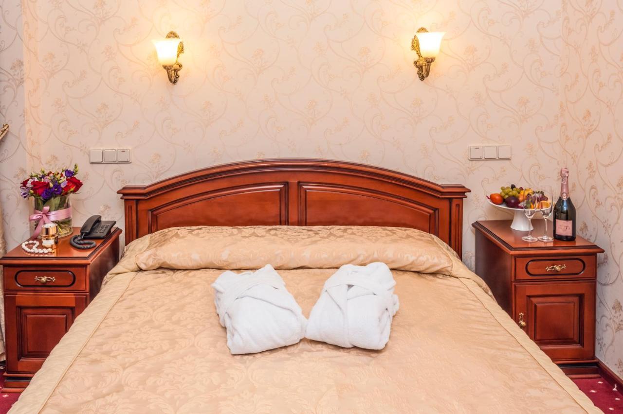Deluxe Double Room (2 Adults + 1 Child),944466334:JPEG
